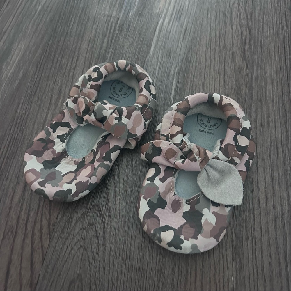 Freshly Picked Baby Moccasins pink camo Size 6 - Picture 2 of 5